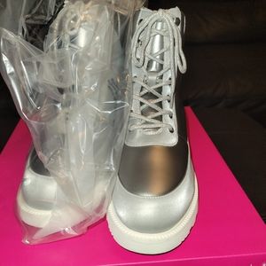 Brand new shoe dazzle silver boots